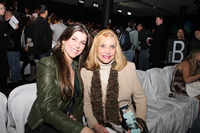 Aline Fajardo (à esq.), franqueada da Triton em Curitiba, e a gerente de marketing do Shopping Crystal, Lylian Vargas, conferiram na primeira fila o desfile da marca, na quinta-feira, na São Paulo Fashion Week. A estrela na passarela foi Paris Hilton |