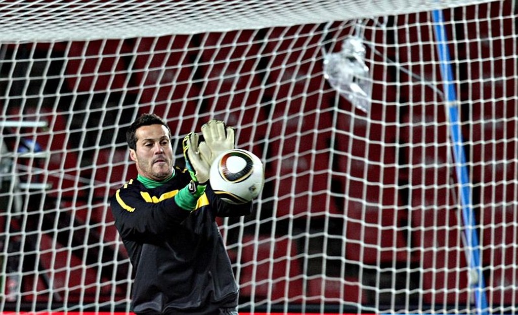 O goleiro Júlio César treinou normalmente ontem para a estreia da seleção
