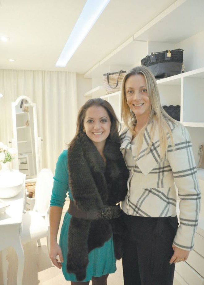 CASA COR 2010 -A Inovare Indústria Moveleira, que está há mais de 15 anos no mercado, acaba de chegar a Curitiba pelas mãos dos empresários Fernando Svoboda e Alessandro Gardemann. Especializada em móveis modulados, a Inovare está presente na Casa Cor 2010 no ambiente da arquiteta Gisela Carnasciali Miró, na foto acompanhada de Larissa Jabur Vanzo, responsável pelo relacionamento da marca na cidade |