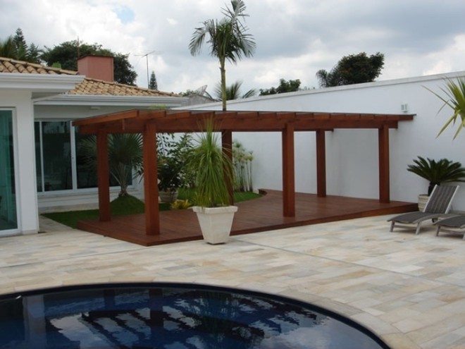 Pérgula coberta com vidro da Guaraúna e deque em itaúba valorizam a piscina | 