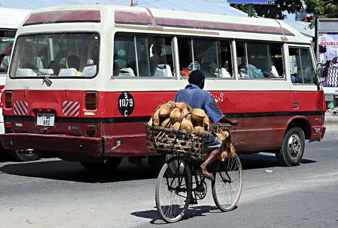 Ônibus velho transita pelas ruas da cidade | 