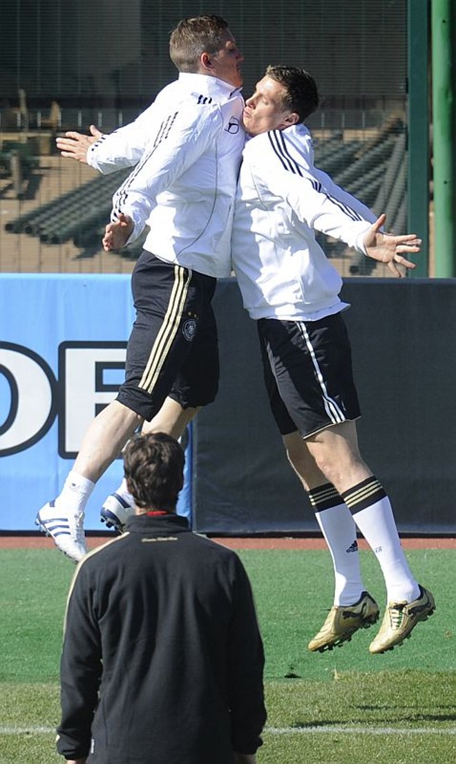 Schweinsteiger (esq.) e Marcell Jansen durante a esquisito da Alemanha: prontos para a pressão de repetir a boa atuação da estreia | John Macdougall/AFP