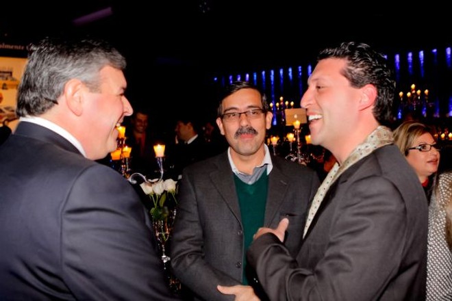 Carlos Storniolo (à esq.), diretor-geral da Peguform no Brasil, em conversa descontraída com Wagner Giorgino (ao centro) e Marco Tulio Dilelio, ambos da Renault do Brasil, na festa pelos 50 anos da empresa alemã, realizada na Liqüe. A Peguform é uma das principais fabricantes de componentes plásticos para a indústria automobilística |