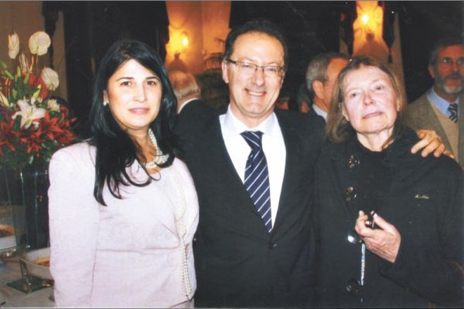 Empresária Francisca Draghi, o novo cônsul da Itália para o Paraná e Santa Catarina, Salvatori de Venezia, e a escritora e museóloga Beatriz Pellizzetti Lolla, na comemoração dos 64 anos da República Italiana, nos salões da Sociedade Garibaldi | 