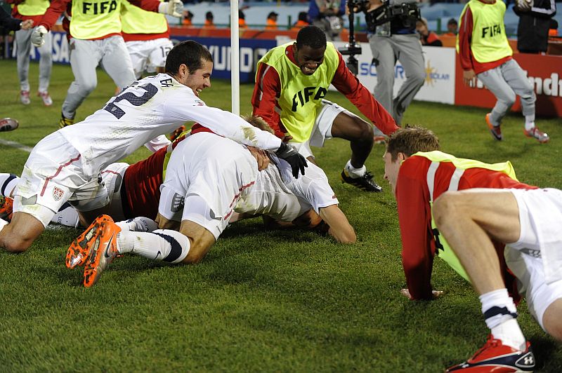 Americanos comemorando o gol de Donovan no finzinho do jogo | Timothy A. Clary/ AFP