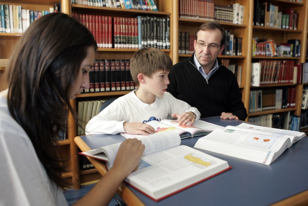 Aline e Arthur são incentivados pelo pai, o professor Marcos José, a usar a biblioteca como base das pesquisas escolares | Antônio More/ Gazeta do Povo