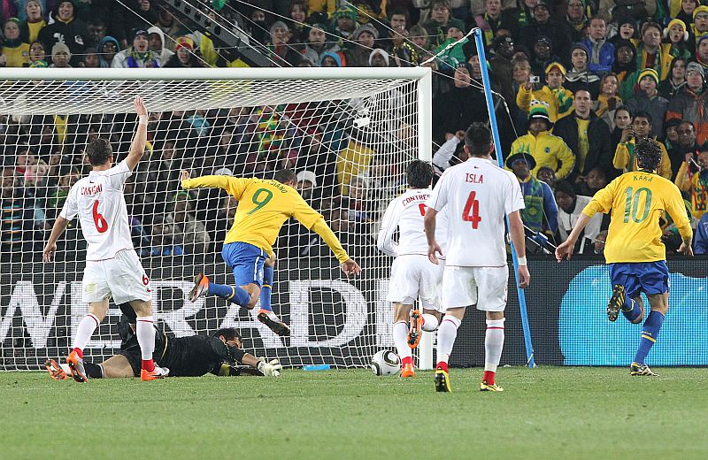 Luís Fabiano dribla o goleiro, após receber bela assistência de Kaká, para marcar o segundo gol da seleção brasileira contra os chilenos. Lance confirma o estilo letal da linha de frente do time de Dunga | Valterci Santos/ Gazeta do Povo enviado especial