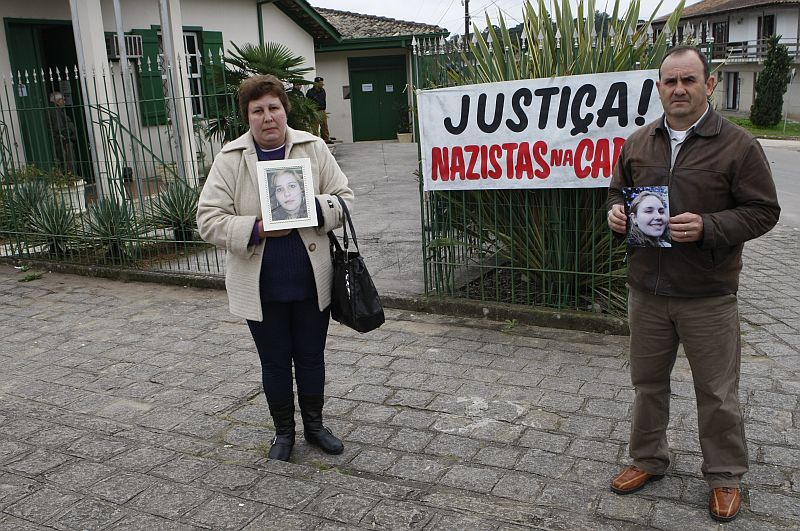 Vilma Waechter e Amadeu Ferreira Junior, pais de Renata: revolta e medo de perseguição por parte do grupo neonazista | Aniele Nascimento/Gazeta do Povo