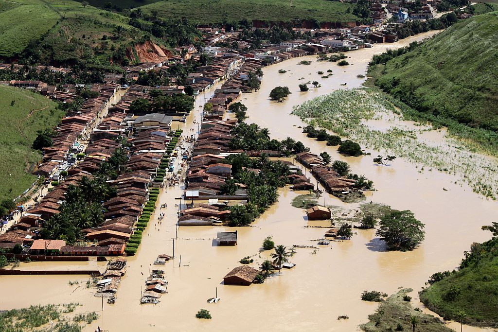 Imagem mostra casas submersas pela cheia do rio Jacuipe em Alagoas | Thiago Sampaio / AFP Photo
