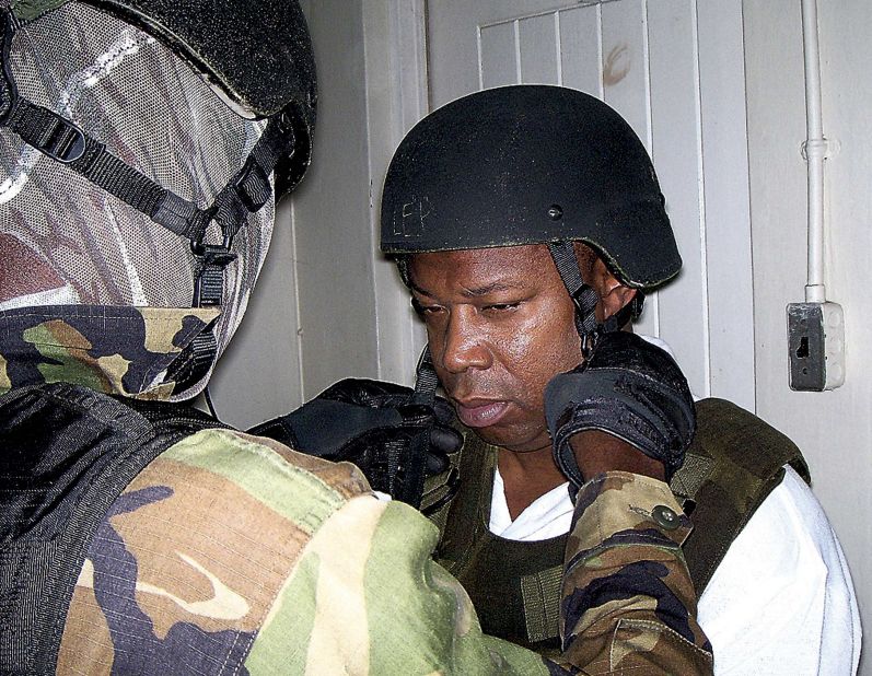 Christopher "Dudus" Coke coloca equipamentos de proteção após ser preso ja Jamaica | Reuters