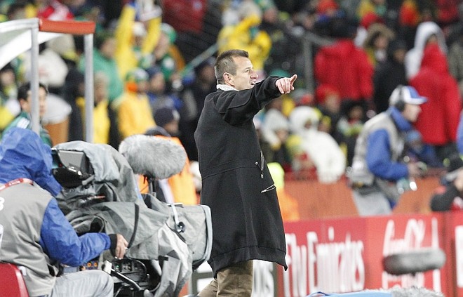 O técnico Dunga tenta orientar o time no frio de Johannesburgo: comandante minimizou a má atuação na entrevista coletiva pós-jogo e valorizou o esforço dos norte-coreanos para tirar os espaços da seleção brasileira | Valterci Santos/Gazeta do Povo enviado especial