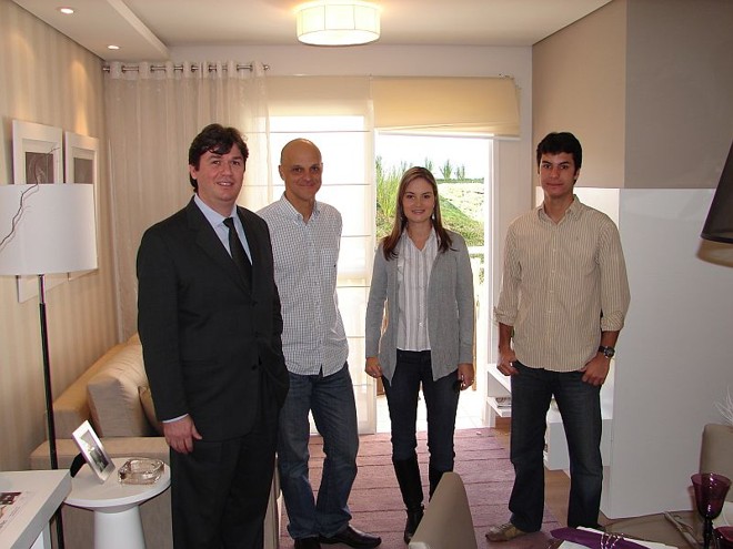 Nilton Antonietto, Arsenio Almeida (ambos à esq.), Fabiana Canet e Jayme Canet foram os anfitriões do lançamento do Barcelona Neoville, o primeiro condomínio residencial do novo