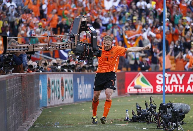 O atacante Kuyt comemora o segundo gol da vitória holandesa sobre a forte defesa da Dinamarca | Thomas Coex/AFP