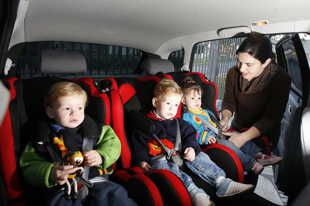 Mãe dos trigêmeos Felipe, Fabiano e Rafaela, Thaís Christófis teve de comprar um carro maior para acomodar as cadeirinhas | Hedeson Alves/Gazeta do Povo