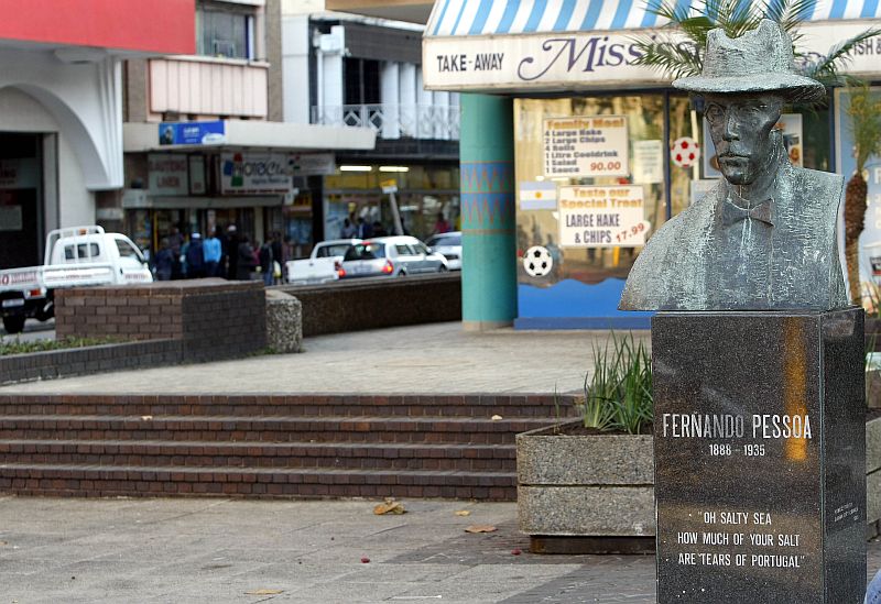 Busto de Fernando Pessoa com o poema Mar Português: poeta passou a adolescência em Durban | Valterci Santos/Gazeta do Povo enviado especial