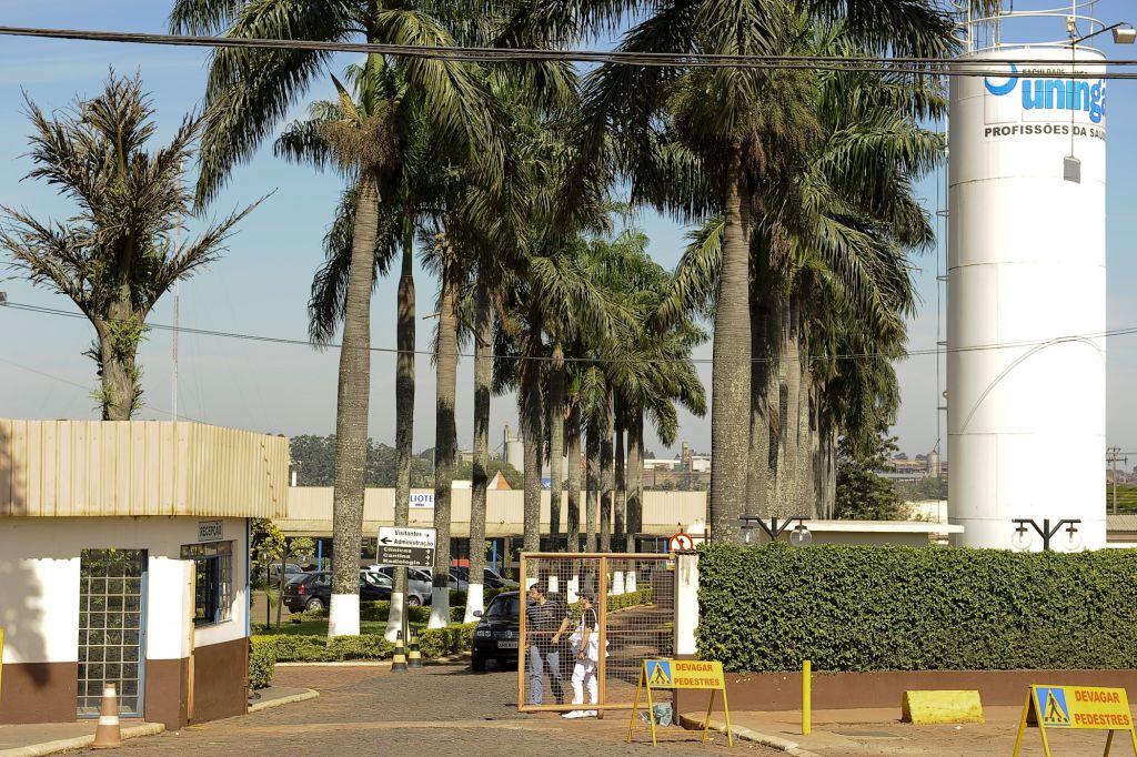 Enquanto o MEC apura o caso, as três estudantes de classe alta que foram beneficiadas com bolsas de governo federal concedidas pela Uningá, continuam estudando normalmente | Fábio Dias/Gazeta do Povo
