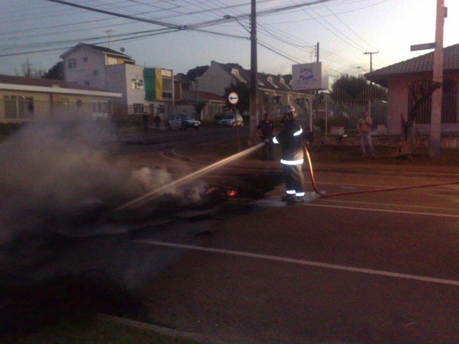 O Corpo de Bombeiros apagou o fogo e fez a limpeza da Rua Tenente Francisco Ferreira de Souza | 