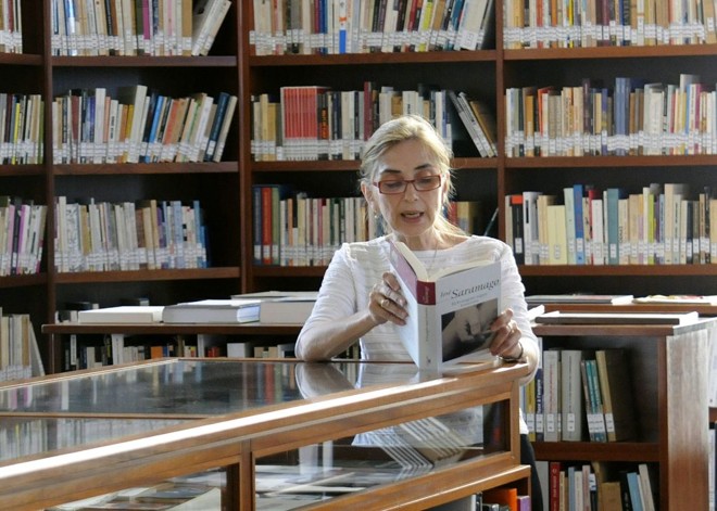 Sua mulher Pilar del Río lê trecho do romance O Evangelho Segundo Jesus Cristo na biblioteca onde o corpo do escritor está sendo velado |