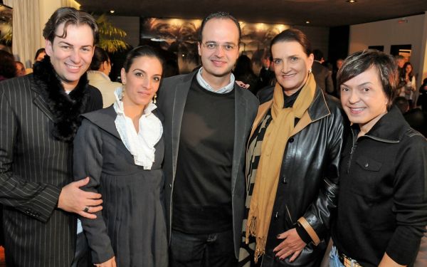 O arquiteto Eloir Alberti Jr. (ao centro) foi o anfitrião do badalado coquetel de lançamento da Evviva Bertolini na Casa Cor. A marca gaúcha participa de dois ambientes na mostra, no de Juliana Fleury (de gola branca) e da dupla Luiz Maganhoto e Daniel Casagrande (ambos nas pontas). A franqueada da Casa Cor, Marina Nessi, também prestigiou o evento | Gerson Lima
