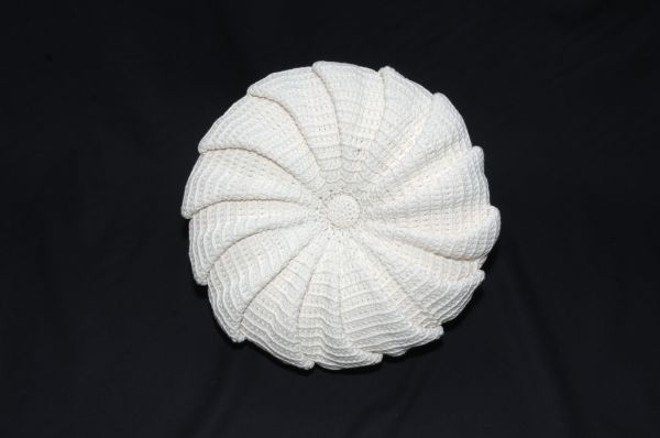 O crochê não é mais só um detalhe e compõe todo o produto. Modelo da Zizi Maria |