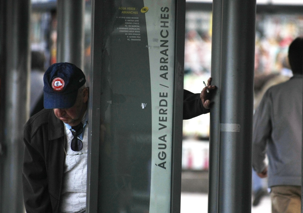 Fumante é flagrado na Praça Rui Barbosa: local é considerado terminal, mas não tem avisos sobre a proibição do fumo | Daniel Castellano/Gazeta do Povo