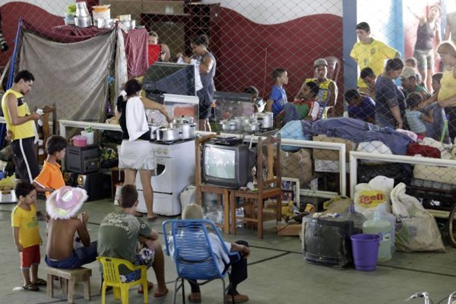 Em União dos Palmares (AL), desabrigados se juntam para ver o jogo do Brasil | 
