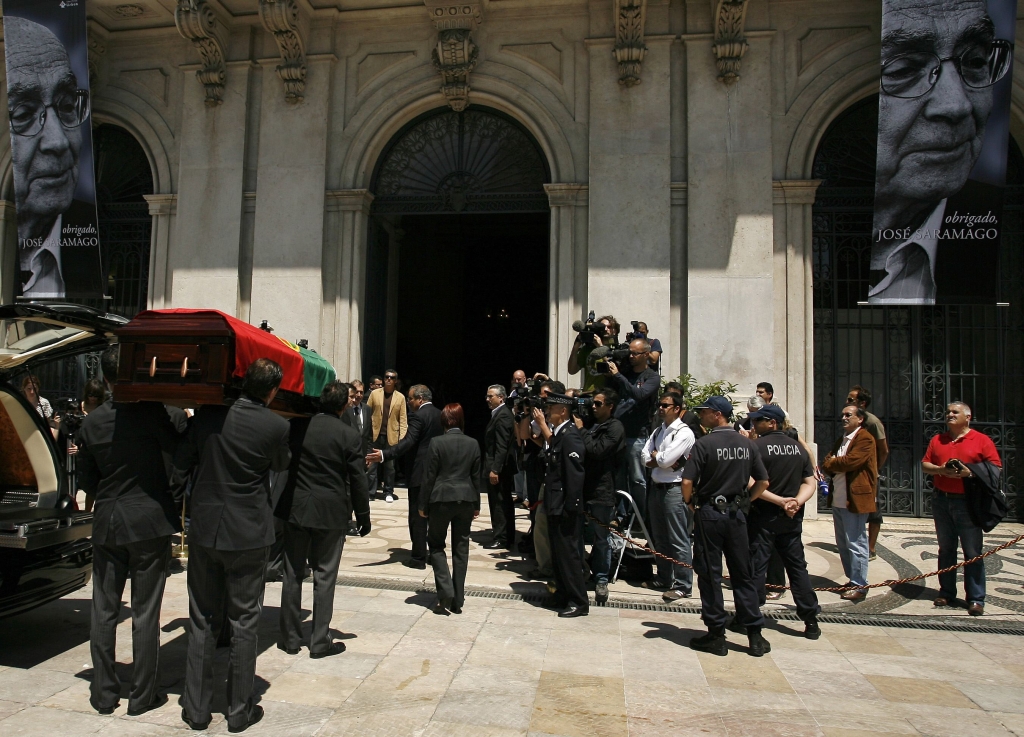 Corpo do escritor José Saramago chega à Câmara Municipal de Lisboa, onde será velado até domingo | Reuters