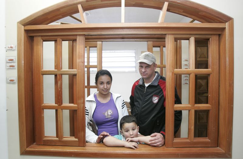 João, Regiane e o filho, Leonardo: planos de trocar porta, janela, forro e piso da sala | Antônio More/ Gazeta do Povo