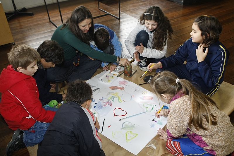 A orientadora de Artes Plásticas Rosângela Grafetti, do Centro de Criatividade, usa o desenho como forma das crianças mostrarem sua interpretação do mundo | Aniele Nascimento Gazeta do Povo