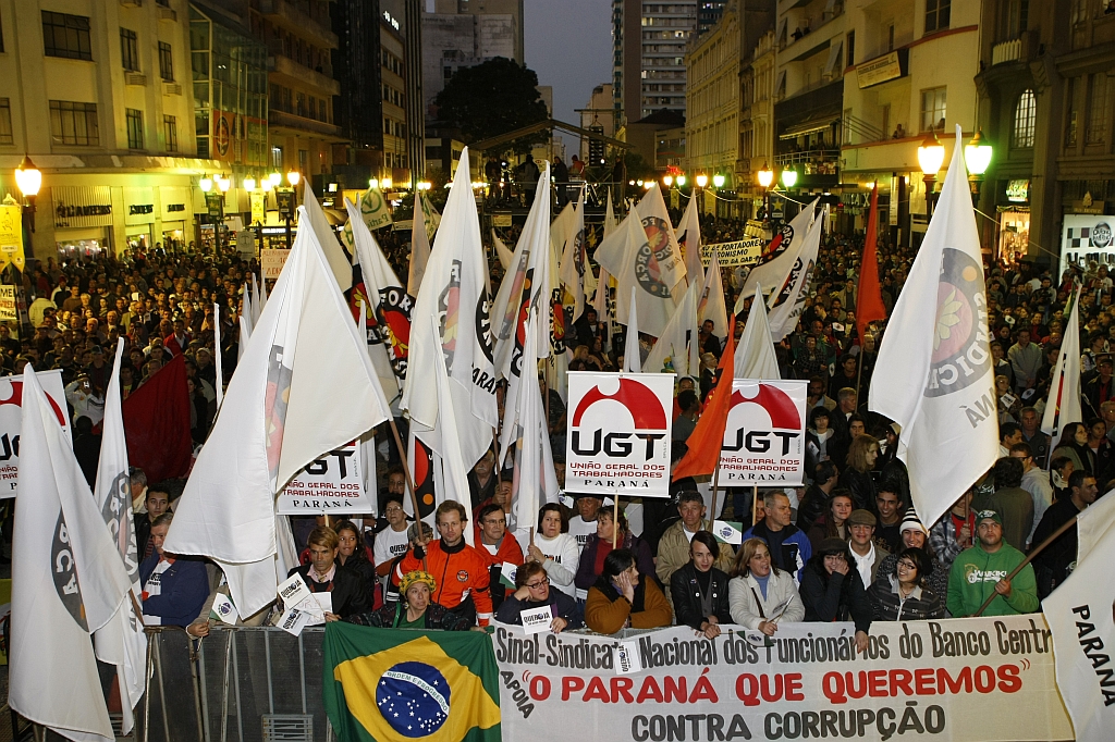 Apesar do frio, milhares de paranaenses foram até a Boca Maldita para manifestar o descontentamento com a política no estado | Antonio Costa - Agência de Notícias Gazeta do Povo