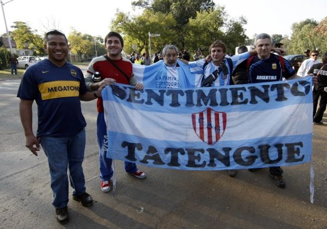 Torcedores da Argentina na frente da concentração da equipe de Maradona | 