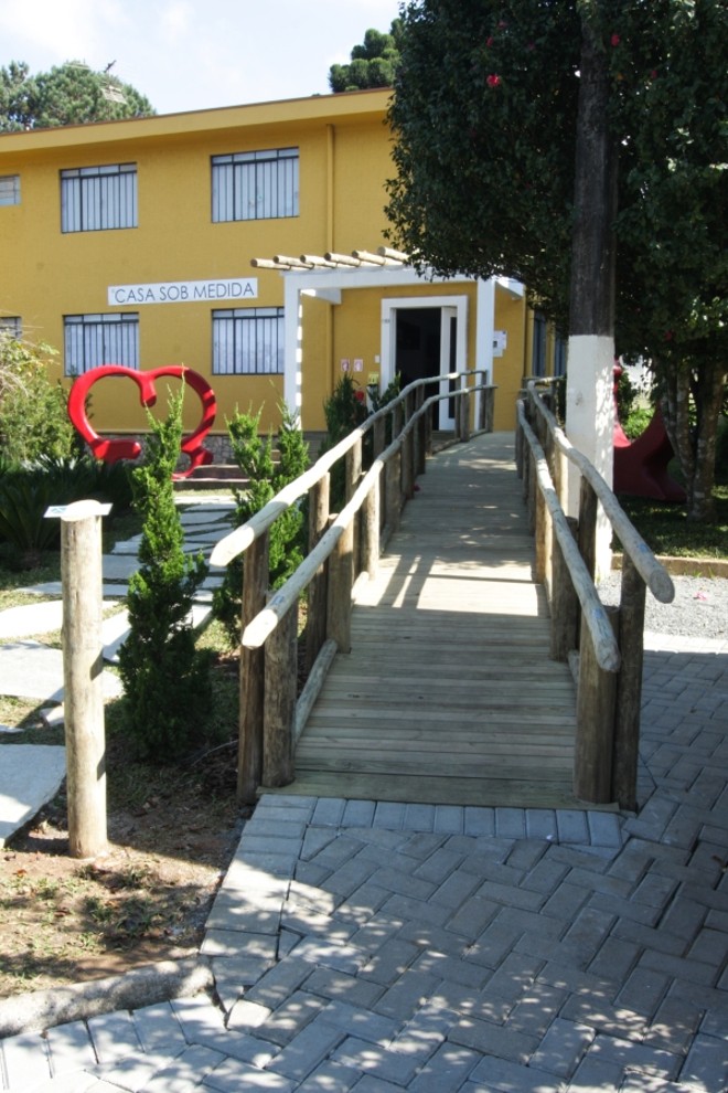 Rampa com inclinação de 7,5% no acesso à Casa sob Medida | 