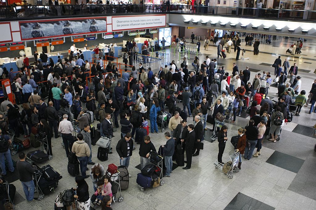 Saguão do check-in no aeroporto Afonso Pena: espaço físico do terminal já não atende a demanda atual só em 2009 foram 4,9 milhões de passageiros | Aniele Nascimento/Gazeta do Povo