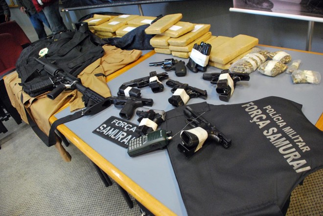 Polícia apreendeu armas e recuperou R$ 57 mil |