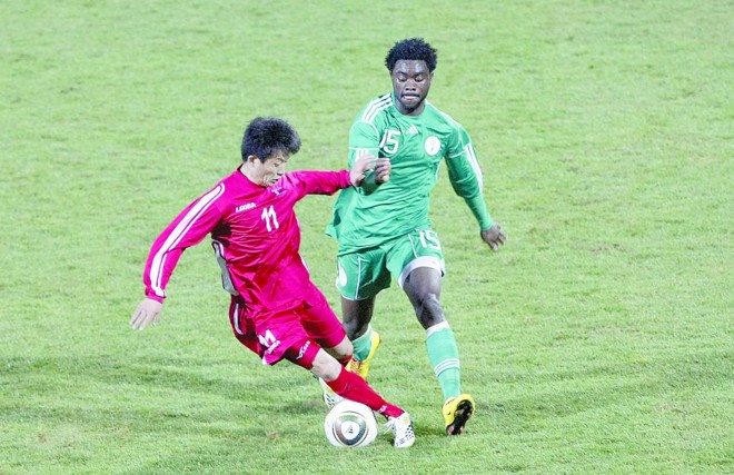 O norte-coreano Mun In Guk ganha disputa om o nigeriano Luckman Haruna no amistoso que terminou 3 a 1 para os africanos |