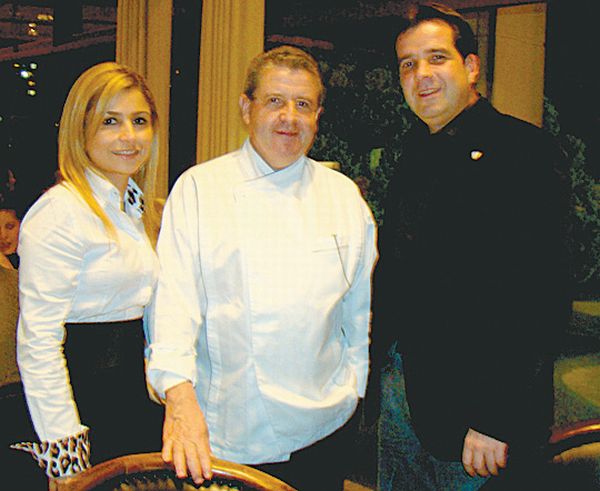 NOVA COLEÇÃO NA ARAMIS - O lançamento da nova coleção da Aramis Menswear, que contou também com apresentação de peças da Compagnia Internazionale e de acessórios Fabrizio Giannone, foi reunião das mais concorridas. A anfitriã Alexandra Parcianello (à esquerda) recebeu, entre os presentes, Ana Vanin, que usava peças das parceiras no evento e Vanessa Moraes | Kelly Knevels