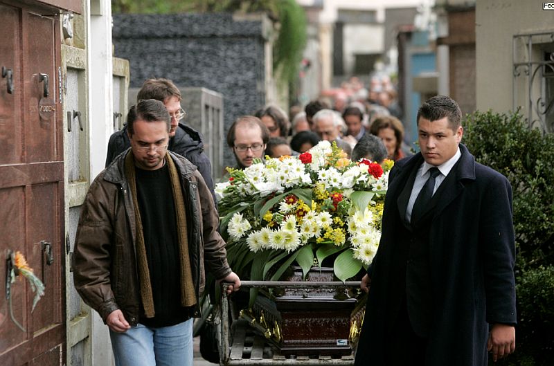 Amigos e familiares conduzem o caixão de Carlos Alberto Brantes no Cemitério Água Verde: despedida marcada por relatos de companheirismo e lealdade | Antonio More/Gazeta do Povo