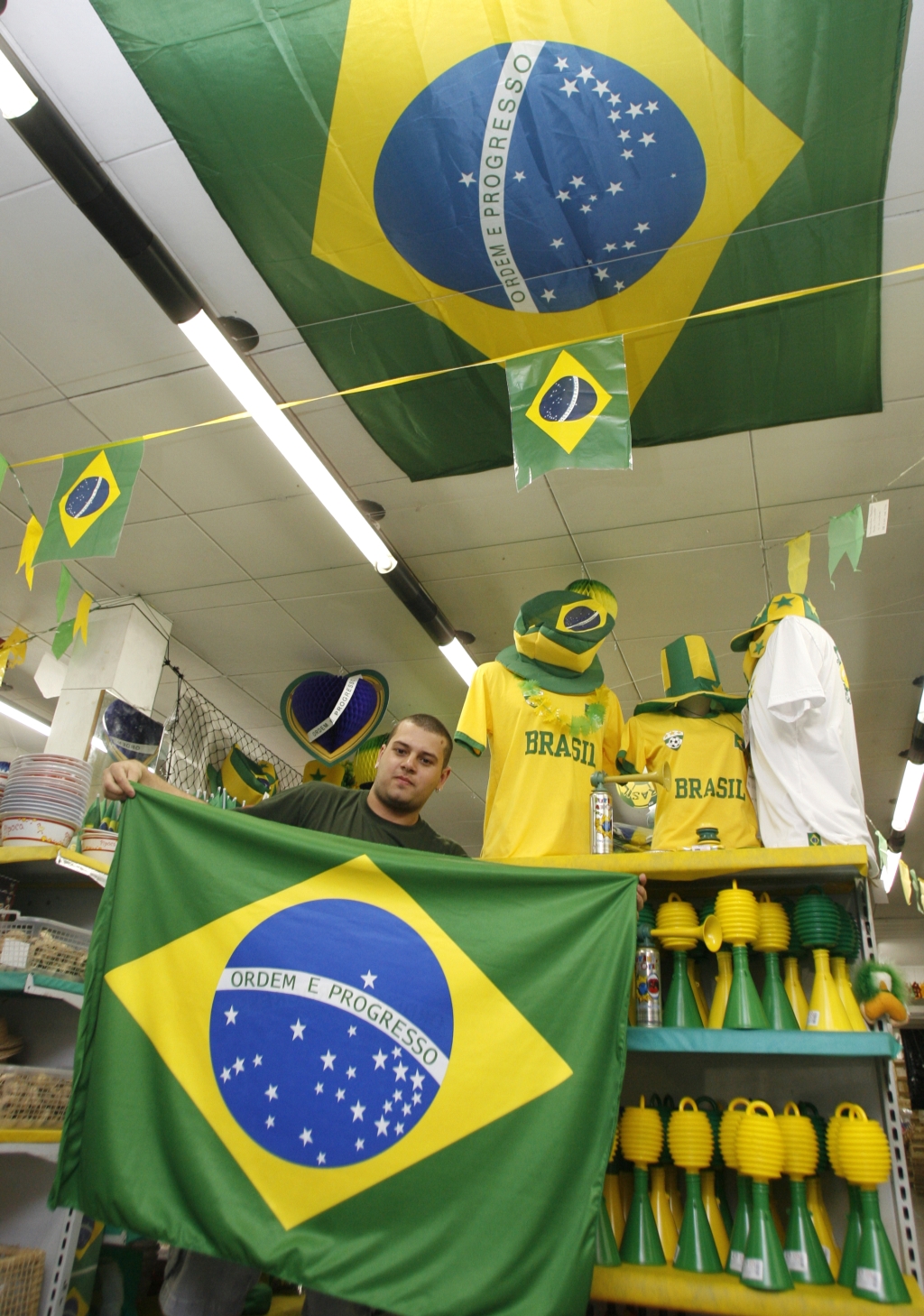 Guilherme Lessac, gerente da Comercial Embalagens: Festa Junina e Dia dos Namorados perderam espaço para a Copa do Mundo | Hedeson Alves/ Gazeta do Povo