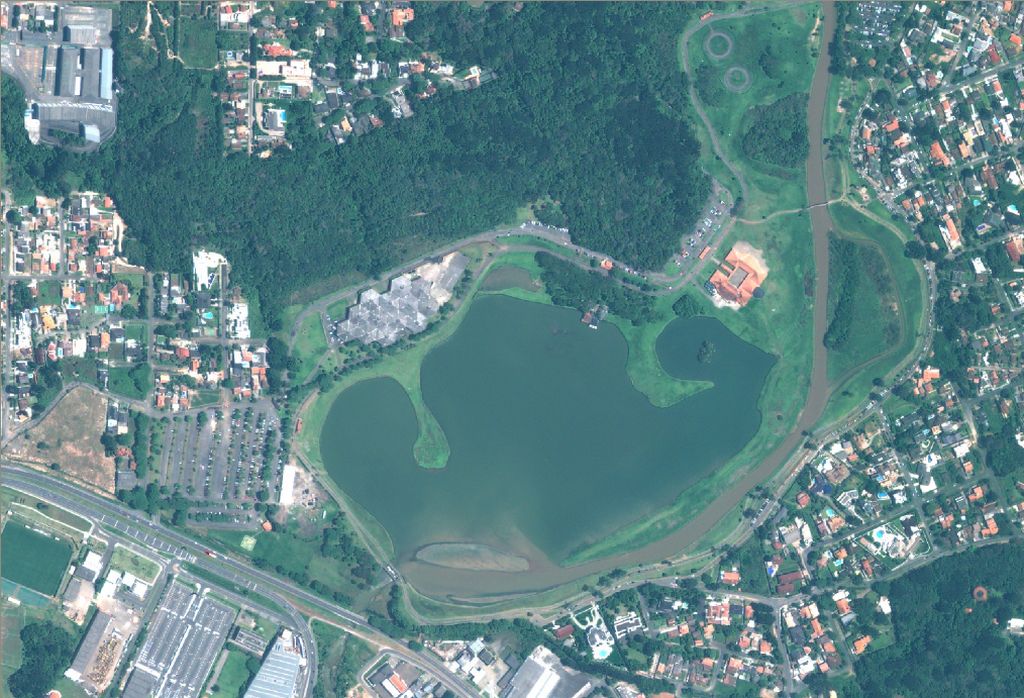 O Parque Barigui visto pelo satélite Geoeye: precisão para captar objetos de até meio metro servirá para coibir construção irregular e mapear área verde da cidade | Divulgação