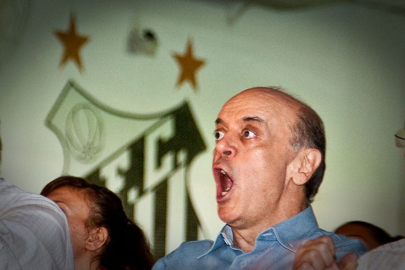 Serra assiste ao jogo do Brasil em Santos: candidato é mantido a distância das negociações com o DEM | Douglas Saby Saber/Foto Arena-AE