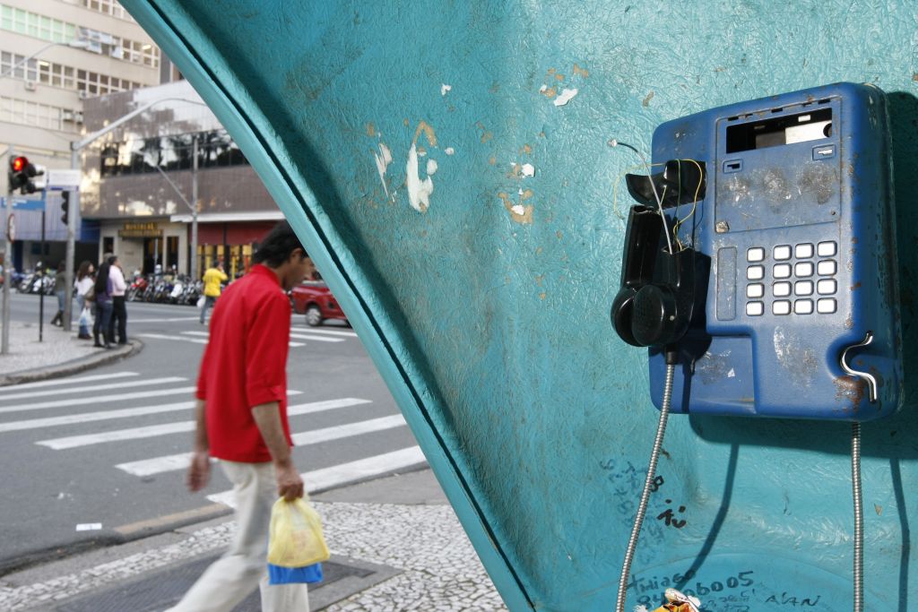Orelhão destruído na Praça Carlos Gomes: em alguns casos, concessionária se recusa a registrar reclamação | Daniel Castellano/Gazeta do Povo