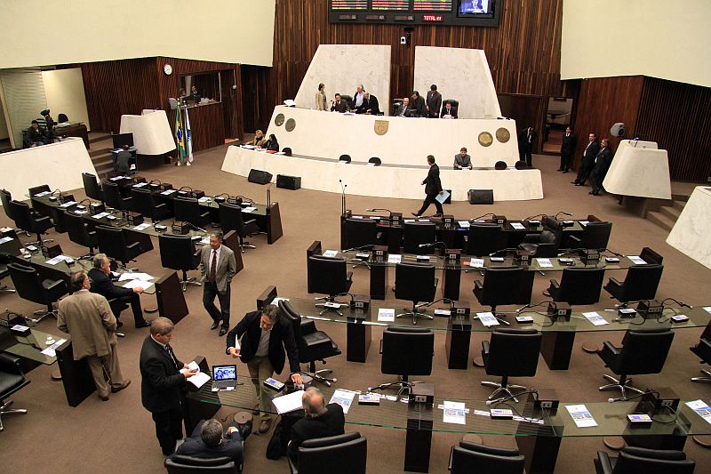 Plenário da Assembleia: migração de 124 pessoas que estavam lotadas em gabinetes para a administração da Casa motivou reclamação de deputados | Daniel Derevecki/ Gazeta do Povo