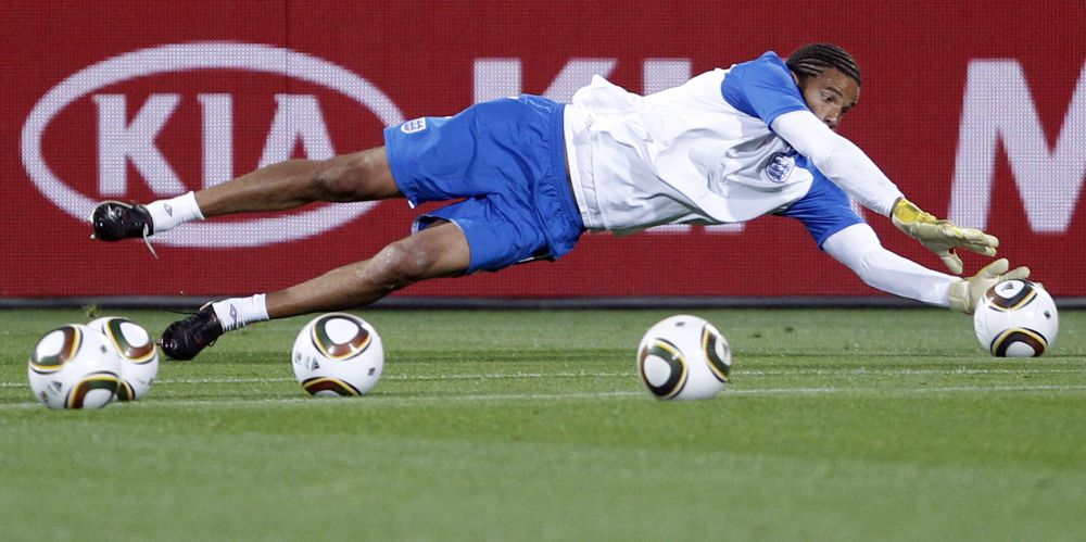 David James faz defesa durante treino em Rustenburgo; goleiro de 39 anos é o mais velho do Mundial | Darren Staples