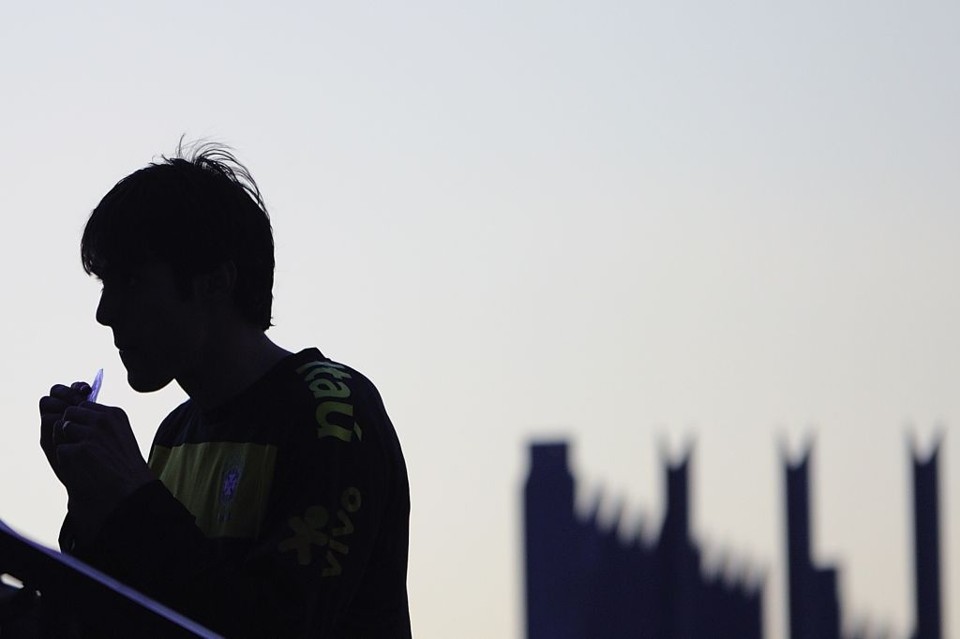 Até os jogadores mais talentosos, como Kaká, aderiram ao discurso pragmático do resultado. O espetáculo que a torcida quer ver é levantar a taça, diz o camisa 10 da seleção brasileira | Fabrice Coffrini/AFP