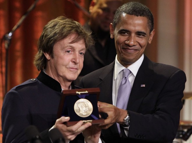 Presidente Barack Obama entrega ao ex-Beatle Paul McCartney o prêmio Gershwin da Canção Popular, na Casa Branca |