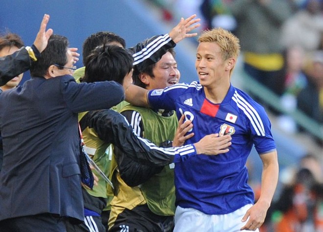 Keisuke Honda virou manchete pelo gol marcado contra Camarões | Rodrigo Arangua/AFP