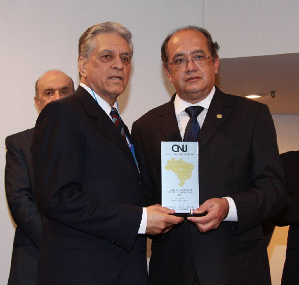 O desembargador Waldemir Luiz da Rocha (à esquerda) ao lado do ministro Gilmar Mendes, do STF: mais cinco meses no cargo | Assessoria/TJ-SP