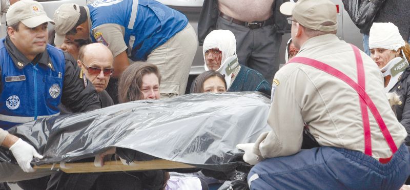 Em meio ao trabalho dos socorristas, pelo menos 17 feridos menos graves pareciam ter saído de um cenário de guerra: enrolados em faixas, com muito sangue e ainda chocados com o acidente | Jonathan Campos/Gazeta do Povo