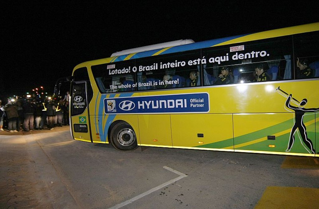 Jogadores da seleção brasileira chegam ao Hoerskool Randburg, local de treinamento da seleção: único contato com o público foi através do vidro fumê do ônibus estilizado pela Fifa