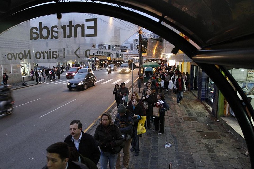 Estação-tubo na Desembargador Westphalen: atrasos em horários de pico provocam filas e irritam passageiros | Daniel Derevecki/Gazeta do Povo